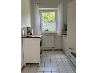 Küche mit Herd, Backofen und Kühlschrank + Gefrierfach