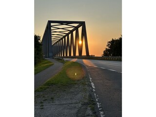 Die Grünentaler Hochbrücke in der Abenddämmerung