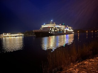 Traumschiff bei Nacht - Hanseatic Spirit