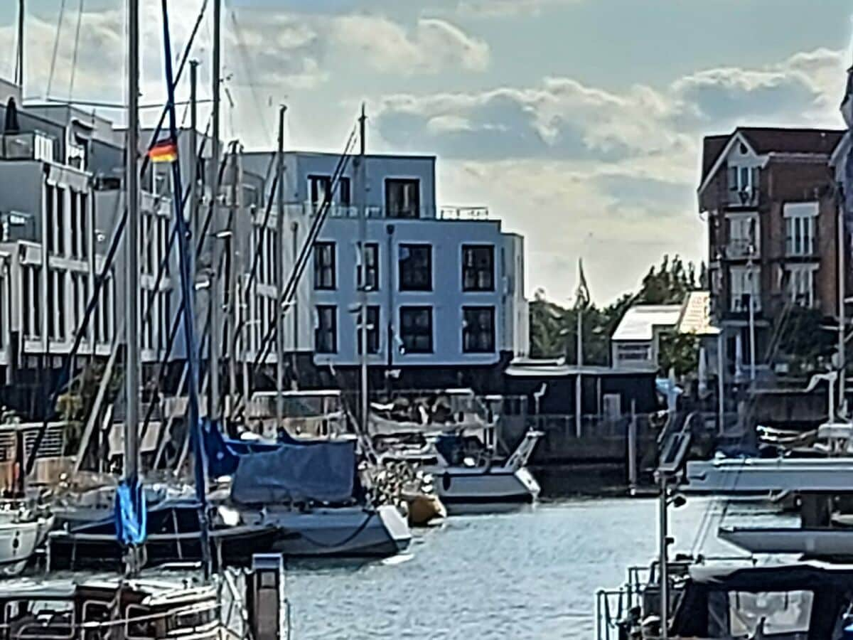 Blick auf den Priel und unser Haus geradeaus