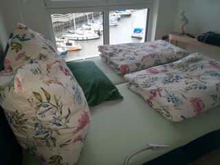 Schlafzimmerblick auf den Priel und die Boote