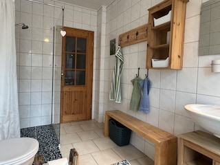 Bad  · Dusche und Badewanne