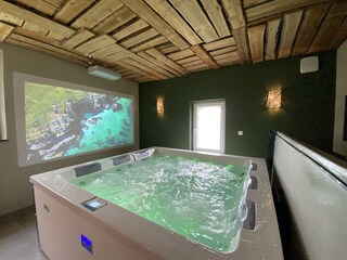 Wellnessbereich mit Jacuzzi