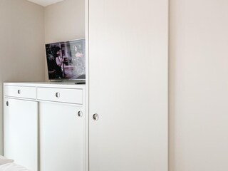großer Einbauschrank und TV