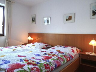 Schlafzimmer mit Zutritt zum Balkon