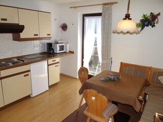 Gemütliche Küche mit Zutritt zum Balkon