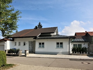 Eingang mit Terrasse und Stellplatz