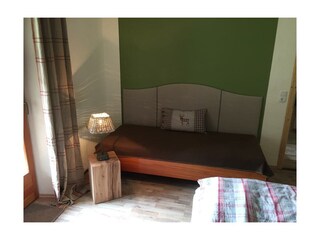 Zusätzliches Einzelbett im Schlafzimmer
