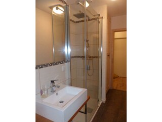 Badezimmer mit Dusche