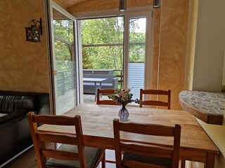 Wohnzimmer mit Zugang zur Terrasse