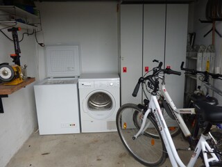 Garage mit Wäschetrockner, Gefriertruhe und Fahrräder
