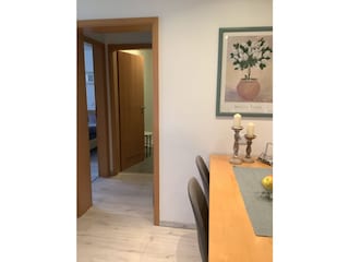 Zugang vom Wohnraum ins gr. Schlafzimmer und Bad