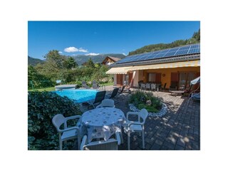 Pool mit Sitzmöglichkeiten