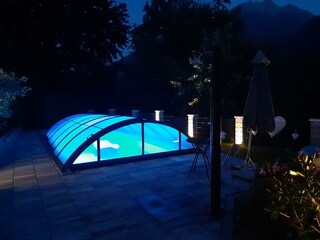 Pool bei Nacht