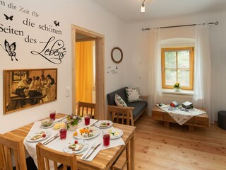 Wohnbereich mit TV und Spieletisch