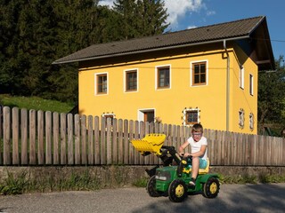 Hofrunde auf dem Traktor