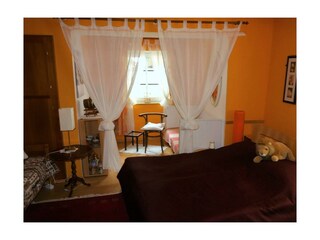 EG orange Zimmer mit Kinderbett