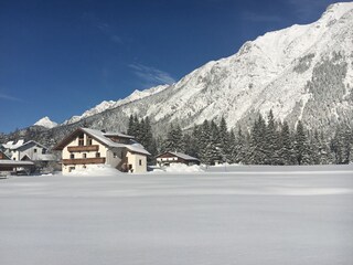 Die Loipe liegt direkt vor dem Haus.