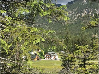 Das Haus inmitten von Bergwiesen.