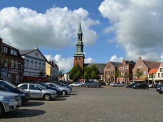 Marktplatz und Kirche