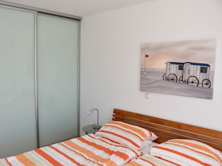 Schlafzimmer mit großem Wandschrank