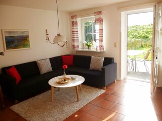 Wohnzimmer mit Ausgang zu Veranda und Garten