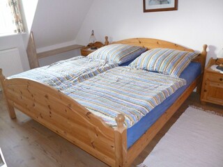 Doppelbett-Zimmer mit Ausblick über den Deich