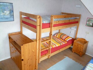 3-Bett-Zimmer mit Doppelstockbett und Einzelbett