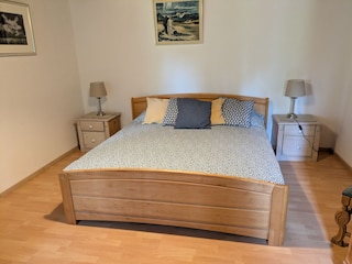 Schlafzimmer mit Doppelbett EG