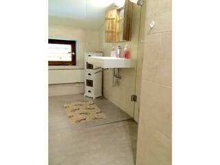 Badezimmer mit Dusche