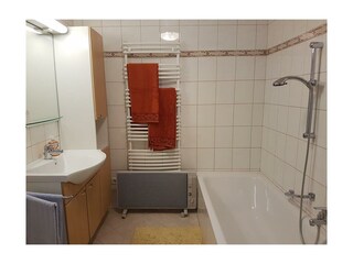 Badezimmer mit Badewanne, WC extra