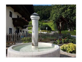 Idylle am Dorfbrunnen in Rettenschöss