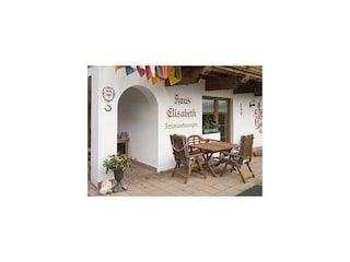 Terrasse vor dem Haus Elisabeth in Kössen