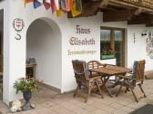 Terrasse vor dem Haus Elisabeth in Kössen