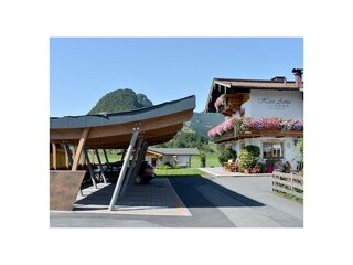 Überdachte Stellplätze am Haus Anna