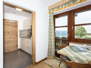 Esstisch und Balkon