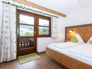 Schlafzimmer mit Doppelbett