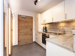 Küche und Eingangstüre