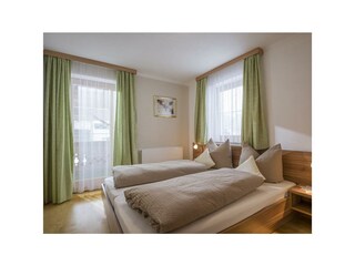 Schlafzimmer 1 mit Balkontüre
