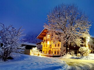 Aussenansicht Fischerwirt Winterlandschaft