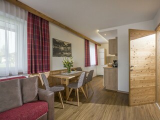 moderne Küche und Wohnzimmer mit Altholz Apartment