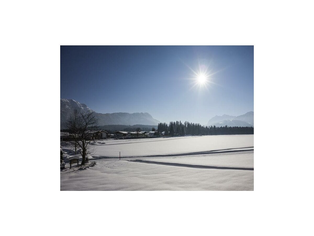 Winteraussicht auf die Loipe und das Kaisergebirge