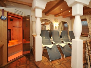 Infrarotkabine und Ruhebereich