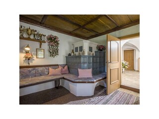 Stube mit Blick in den Eingangsbereich