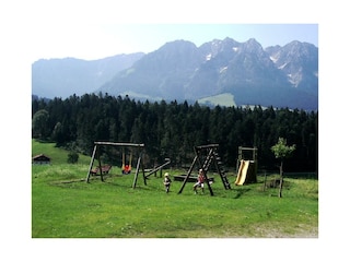 Spielplatz vor dem Haus