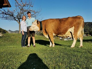 Anna und Hans mit 100 000 Liter Kuh Zirm