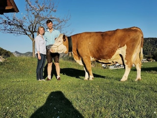 Anna und Hans mit 100 000 Liter Kuh Zirm