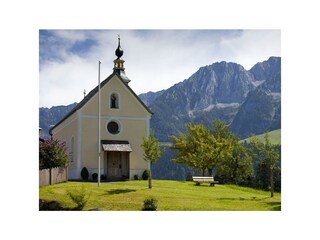 Kapelle mit Bergpanorama Kaiserwinkl
