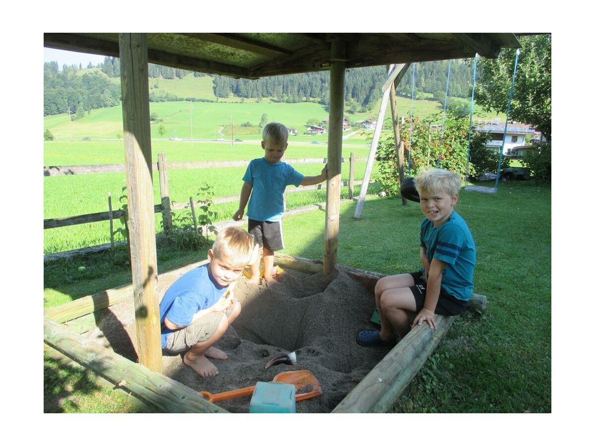 Spielende Kinder in  der Sandkiste