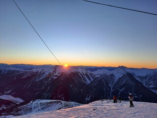 Sie 1. Spur Sonnenaufgangsskifahren
